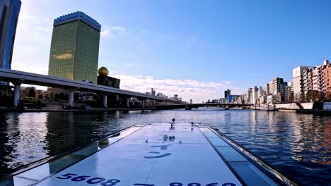 Wunderschöne-Aussicht-Auf-Die-Kanäle-Des-Sumida-Flusses-An-Einem-Tag-Mit-Blauem-Himmel
