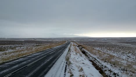 Camino-Rural-En-Un-Día-Tormentoso-Y-Sombrío-En-Islandia---Vuelo-Aéreo-Sin-Gente-Ni-Coches