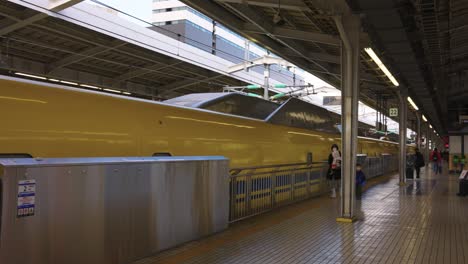 Langer-Gelber-Spezieller-Shinkansen-Hochgeschwindigkeitszug-Am-Bahnsteig