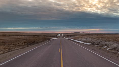 Straße-Zum-Badlands-Nationalpark-Unter-Bewölktem-Himmel-In-South-Dakota,-Vereinigte-Staaten