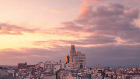Skyline-Von-Madrid-Gran-Via-Bei-Bewölktem-Sonnenuntergang,-Zeitraffer-Von-Tag-Zu-Nacht,-Kopierraum-Oben
