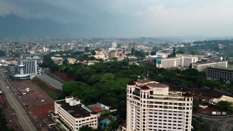 Luftaufnahme-über-Das-Stadtbild-Der-Stadt-Yaoundé,-Regnerischer-Tag-In-Kamerun,-Afrika