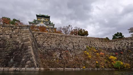 Vista-Desde-El-Foso-Del-Castillo-Al-Famoso-Castillo-De-Osaka-En-Japón