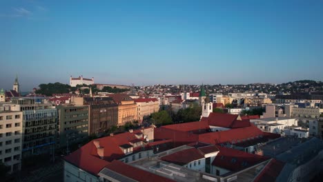 Erleben-Sie-Den-Zauber-Der-Historischen-Burg-Und-Des-Stadtzentrums-Von-Bratislava,-Während-Luftaufnahmen-Atemberaubende-Ausblicke-Auf-Die-Wahrzeichen-Und-Malerischen-Straßen-Der-Stadt-Bieten
