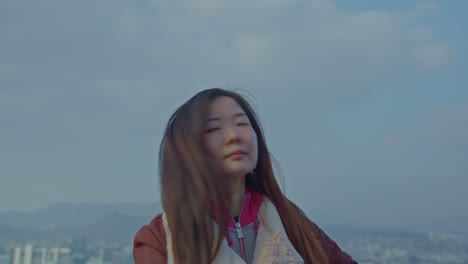 Hermosa-Asiática-Coreana-China-Japonesa-Mujer-Niña-Mujer-Modelo-Actúa-En-Cámara-Al-Aire-Libre