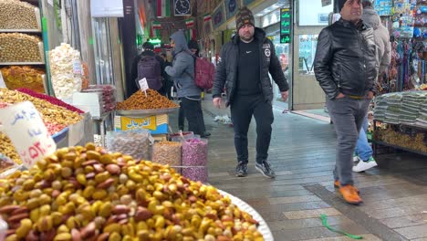Iran-Nutcase-Nussmarkt-Pistazien-Mandeln-Rosinen-Walnuss-Gesunde-Ernährung-Diät-Teures,-Aber-Köstliches-Saatgut-Im-Teheraner-Lebensmittelgeschäft-Basar-Tajrish-Square-Winter-Schneesaison-Februar-Menschen-Gehen-Auf-Der-Straße