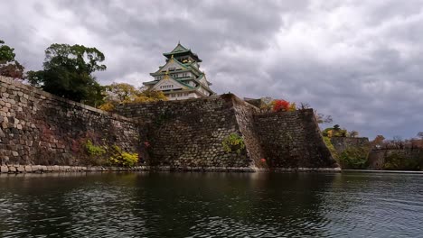 Vista-Desde-El-Foso-Del-Castillo-Al-Famoso-Castillo-De-Osaka-En-Japón