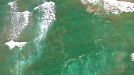 Bewegte-Luftaufnahme-Von-Oben-Nach-Unten-Mit-Einer-Drohne-Vom-Strand-Und-Den-Meeresströmungen-Am-Bondi-Beach-In-Australien