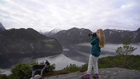 El-Fotógrafo-De-Paisajes-Femeninos-Fotografía-El-Fiordo-Veafjorden-En-Noruega