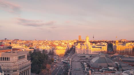 Madrid-Cibeles-Und-Rathaus-Während-Des-Sonnenuntergangs,-Zeitraffer-Von-Tag-Zu-Nacht,-Luftaufnahme,-Weiter-Panoramablick