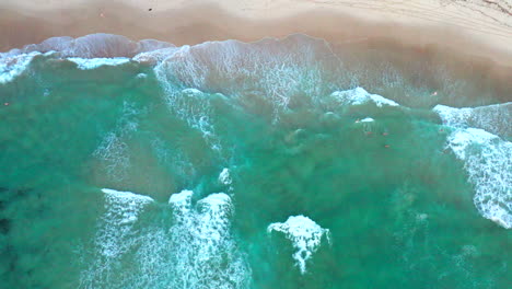 Bewegung-Nach-Rechts:-Drohnenaufnahme-Von-Oben-Nach-Unten-Vom-Strand-Und-Den-Meeresströmungen-Am-Bondi-Beach-In-Australien