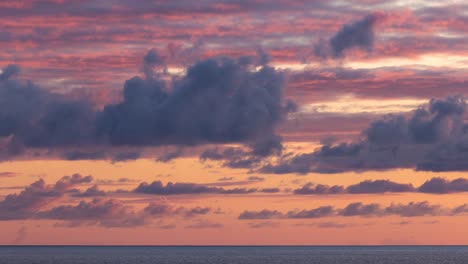 Zeitraffer-Von-Wolken-über-Dem-Meer-Während-Des-Sonnenuntergangs