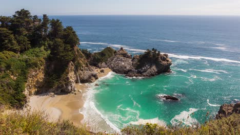 McWay-Falls-And-Cove-With-Blue-Ocean-In-Summer-In-in-Julia-Pfeiffer-Burns-State-Park,-Big-Sur,-California