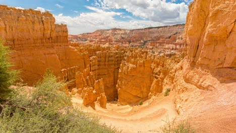 Excursionistas-Caminando-Por-El-Sendero-Navajo-Loop-Dentro-Del-Parque-Nacional-Bryce-Canyon,-Utah