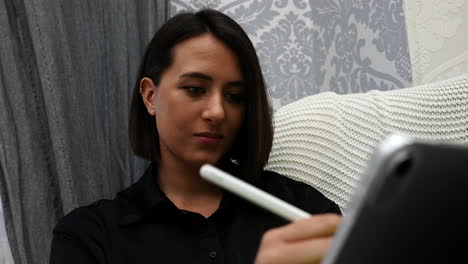 Mujer-Joven-Escribiendo-En-Tableta-Con-Lápiz-De-Superficie-De-Lápiz-óptico,-De-Cerca
