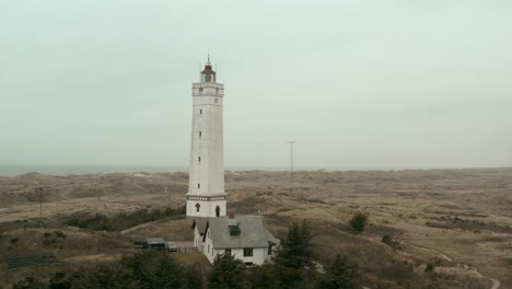 Leuchtturm-Bei-Atmosphärischem-Wetter,-In-Dänemark