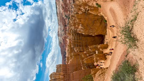 Toma-Vertical-De-Turistas-Caminando-Por-El-Sendero-Navajo-Loop-En-El-Parque-Nacional-Bryce-Canyon,-Utah