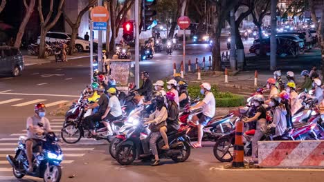 Saigon-–-Nächtliche-Straßenansicht,-Zeitraffer-Des-Starken-Verkehrs,-Der-An-Ampeln-Vorbeifährt-–-Vietnam,-Ho-Chi-Minh-Stadt