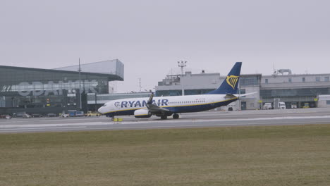 Avión-De-Ryanair-Que-Viaja-A-Lo-Largo-De-La-Pista-En-El-Aeropuerto-De-Lecha-Walesy-En-Gdansk