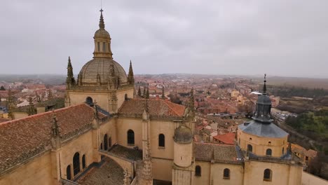 Luftaufnahme-Der-Kathedrale-Und-Der-Stadt-Von-Segovia-Während-Eines-Bewölkten-Wintermorgens-Mit-Fallenden-Schneeflocken