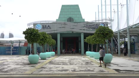Tourists-and-locals-visit-Sea-Aquarium-on-Sentosa-Island,-Singapore