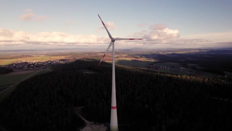Statisches-Video-Einer-Windkraftanlage-Im-Wald-Bei-Einem-Wunderschönen-Sonnenuntergang