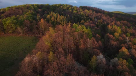 Die-Atemberaubenden-Luftaufnahmen-Von-Banska-Bystrica-Bei-Sonnenuntergang-Sind-Eine-Perfekte-Darstellung-Der-Atemberaubenden-Schönheit-Der-Slowakischen-Landschaft-Und-Eignen-Sich-Perfekt-Für-Jedes-Projekt