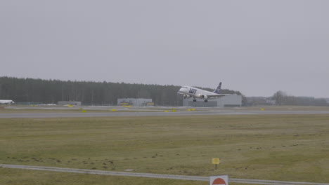 Embraer-175-Flugzeug-Der-Lot-Polnischen-Fluggesellschaften-Landet-Auf-Dem-Flughafen-In-Danzig