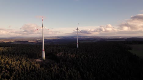 Zwei-Windkraftanlagen-Bei-Einem-Wunderschönen-Sonnenuntergang