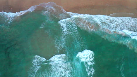 Langsam-Nach-Rechts-Bewegende-Luftaufnahme-Von-Oben-Nach-Unten,-Drohnenaufnahme-Des-Strandes-Und-Der-Meeresströmungen-Am-Bondi-Beach-In-Australien