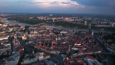 Toma-Aérea-Que-Muestra-La-Impresionante-Ciudad-De-Bratislava-Durante-La-Puesta-De-Sol-En-Eslovaquia