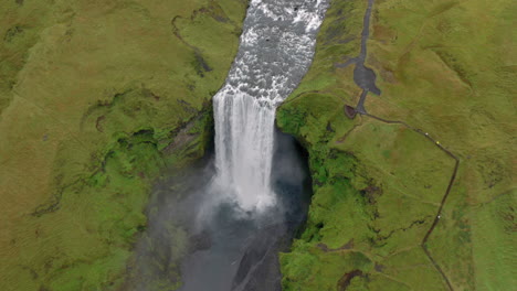 Luftaufnahme:-Langsame-Schwenkaufnahme-Des-Skogafoss-Wasserfalls-In-Island