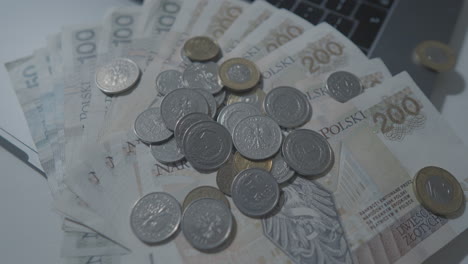 Monedas-Polacas-De-Diferentes-Denominaciones-Cayendo-En-Billetes-De-Zloty