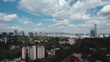 Panorama-De-Un-Día-Con-Muchas-Nubes-En-La-Ciudad-Con-Un-Avance-De-Un-Dron