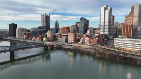 Skyline-Von-Pittsburgh-Während-Der-Goldenen-Stunde-An-Einem-Schönen-Tag