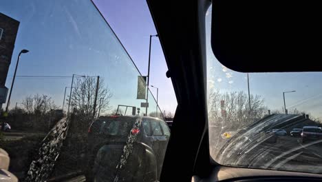 POV-Ansicht:-Fahren-An-Einem-Sonnigen-Tag-In-Richtung-Zielkreisverkehr-In-Northolt-Mit-Schmutziger-Windschutzscheibe-Und-Fenster