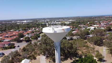 órbita-Aérea-De-La-Torre-De-Agua-Con-La-Ciudad-De-Joondalup-En-El-Fondo,-Perth,-Australia