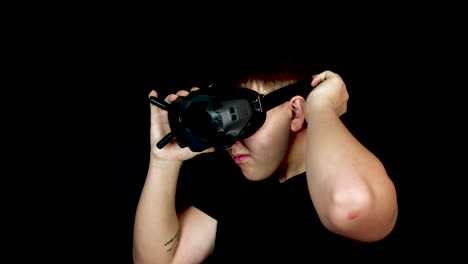 Junger-Mann-Mit-VR-Brille,-Virtual-Reality-Ego-View-Headset,-Nahaufnahme