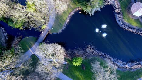Drone-Volando-Sobre-Un-Gran-Parque-En-El-Centro-De-La-Ciudad-De-Luxemburgo