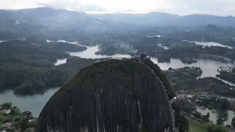 Vista-Aérea-Desde-Un-Dron-De-La-Piedra-Del-Penol-Y-El-Embalse-De-Guatapé-Cerca-De-Medellín,-Antioquia,-Colombia