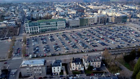 Drohne-Fliegt-über-Einen-Großen-Parkplatz-Im-Stadtzentrum-Von-Luxemburg