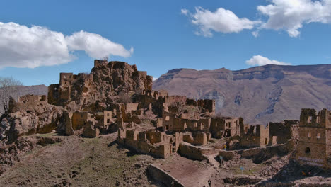 Ruinas-De-Un-Antiguo-Pueblo-En-Una-Montaña-Desierta