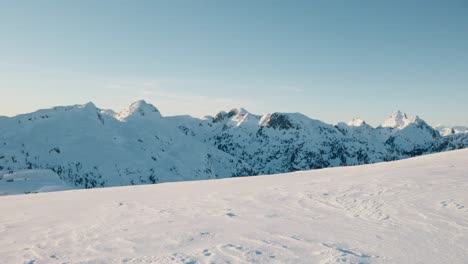 Langsamer-Schwenk-Links-Von-Den-Schneebedeckten-Kanadischen-Rocky-Mountains-Im-Winter-Bei-Sonnenuntergang