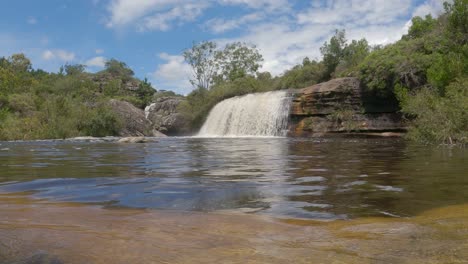 Fluss-Mit-Wasserfall-Und-Spiegelung-Des-Himmels-Im-Welligen-Wasser