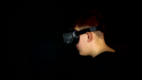 Profil-Eines-Jungen-Mannes-Mit-VR-Brille,-Virtual-Reality-Headset,-Schwarzem-Hintergrund
