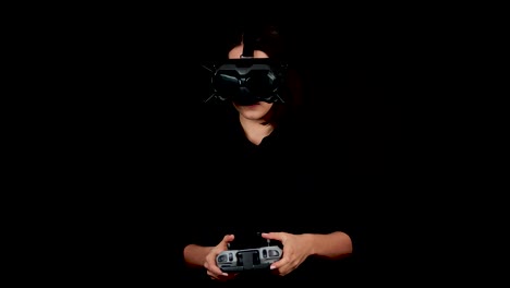 Junge-Frau-Mit-VR-Brille-Und-Fernbedienung-Spielt-Videospiel-In-Der-Virtuellen-Realität