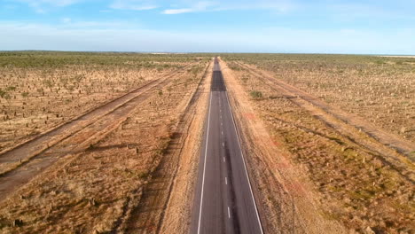 Filmisches-Drohnenvideo-Von-Der-Wüsten-Outback-Straße-In-Australien-Mit-Rotem-Sand-Mitten-Im-Nirgendwo