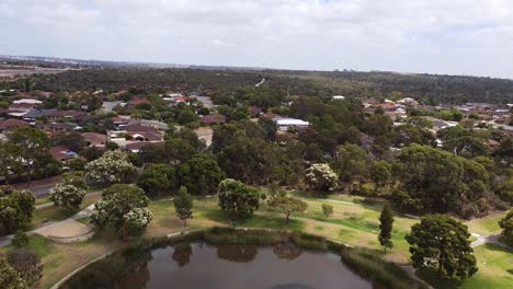 Luftaufnahme-über-Einem-Kreisförmigen-See-Mit-Blick-Auf-Das-Umliegende-Buschland---Joondalup,-Perth