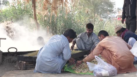 Cocineros-Masculinos-Preparando-Y-Haciendo-Gur-Jaggery-Fresco-Afuera-En-Punjab