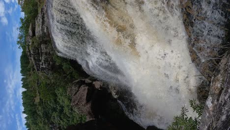 Zeitlupenvideo-Eines-Wasserfalls-Mit-Einer-Riesigen-Wassermenge,-Hochformat